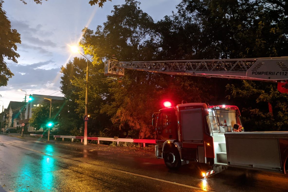 FOTO Copaci dărâmați de vânt, pe drumurile din județul Sibiu!