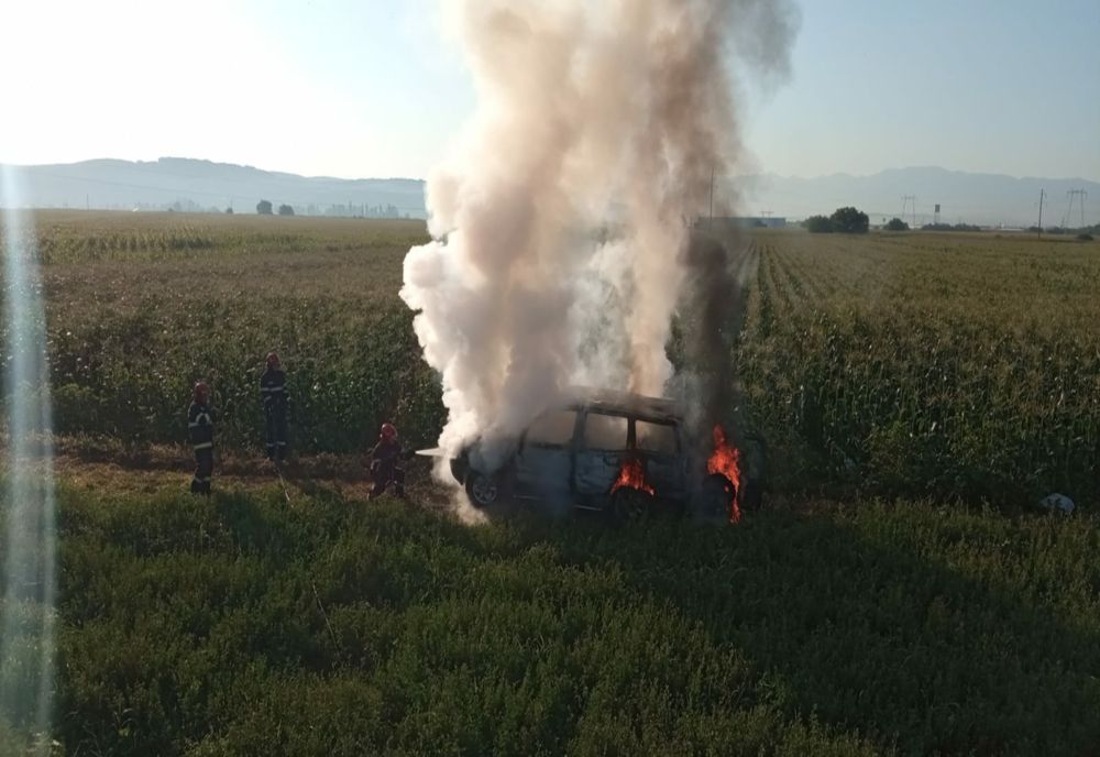 Mașină distrusă de flăcări, pe câmp!