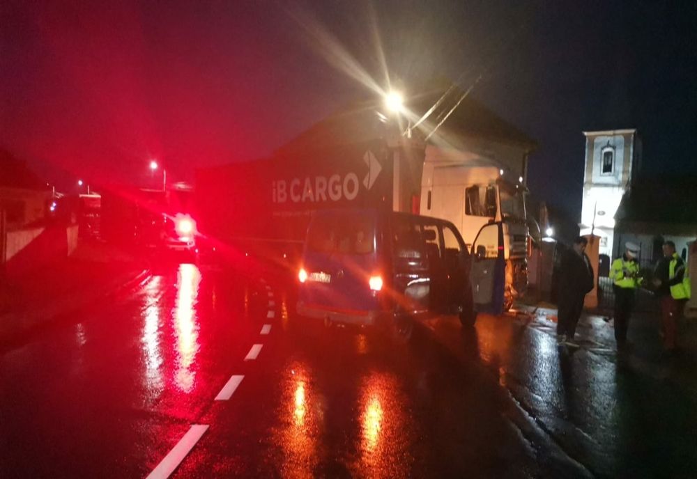 Microbuz implicat într-un accident rutier, pe DN1! Trafic blocat