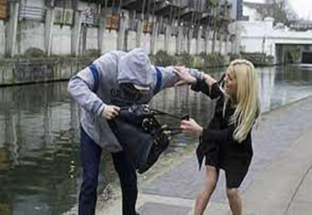 O femeie a fost tâlhărită pe o stradă din Mediaș! Victima își plimba bebelușul la momentul agresiunii!