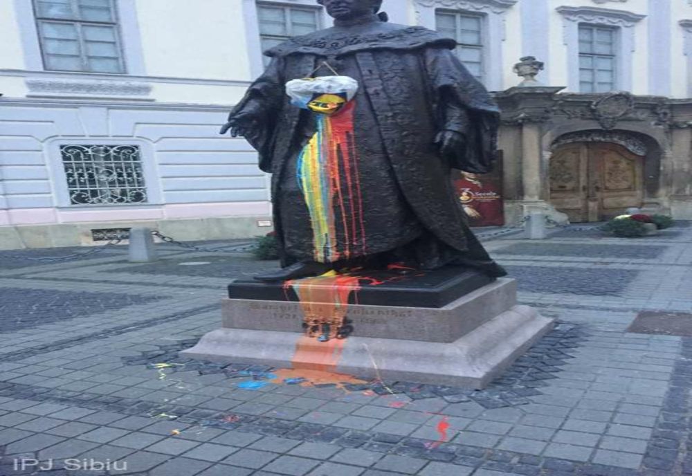 Bărbatul care a vandalizat statuia lui Brukenthal a fost amendat cu 500 de lei