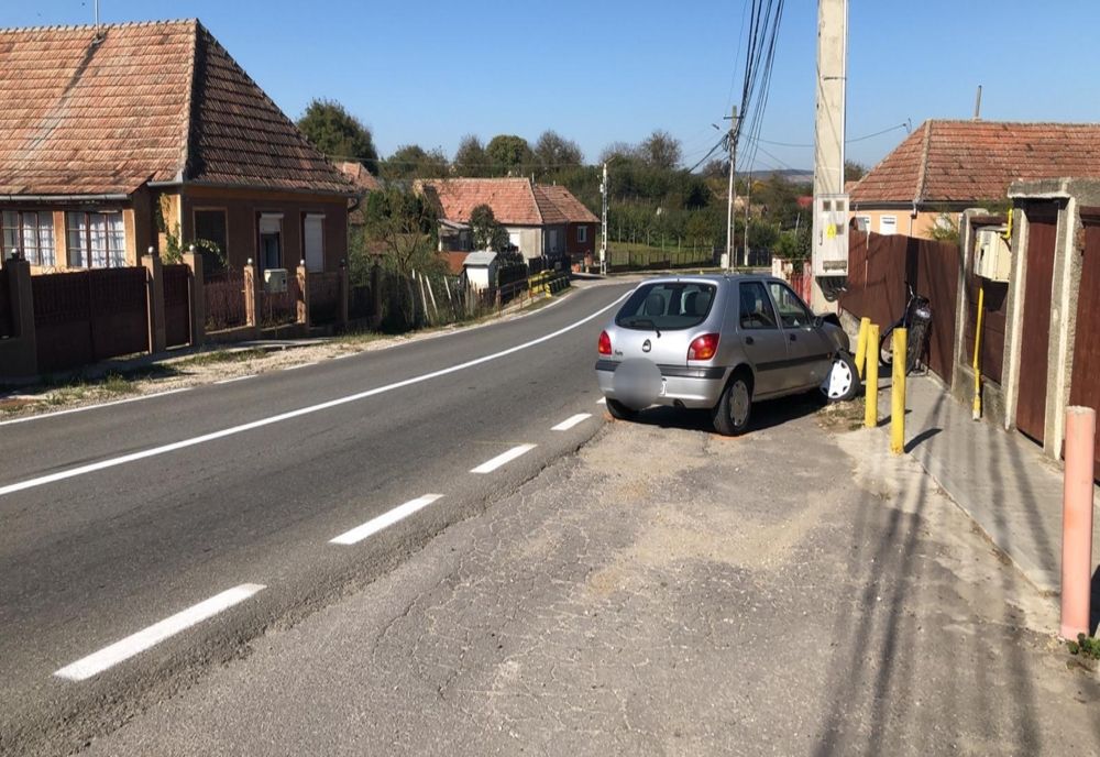 Transportat la spital după ce a intrat cu maşina în stâlp!
