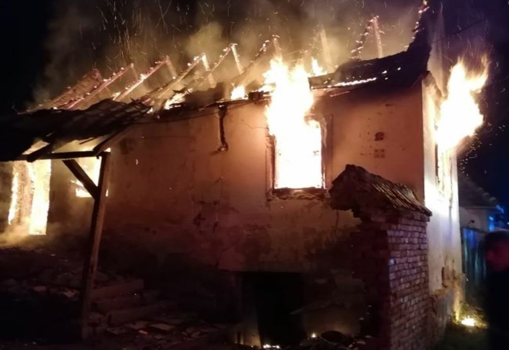 Gospodării afectate de incendii, noaptea trecută