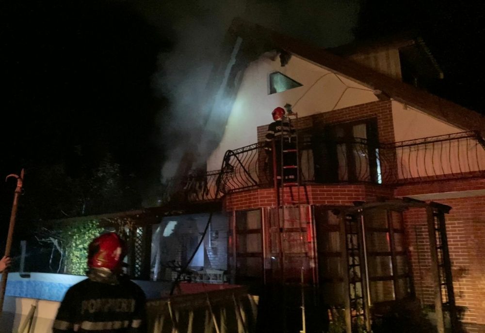 Acoperişul unei case din Tocile a fost distrus de flăcări