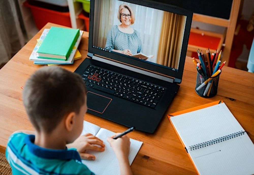 Încă 131 de preșcolari și elevi au trecut în sistem online