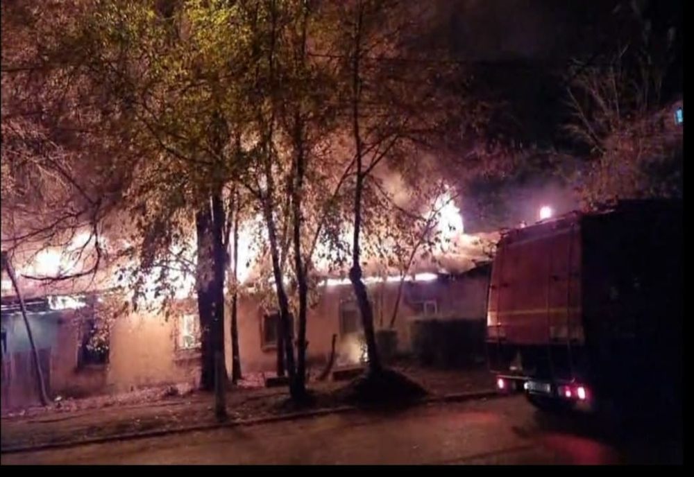 Incendiu la o casă cu două etaje din localitatea Jina