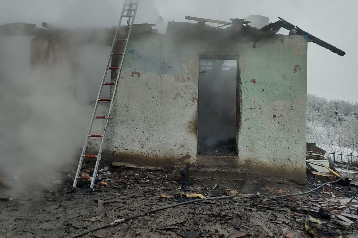 Atenție la jarul căzut din sobă! O locuință a fost distrusă de incendiu la Țichindeal