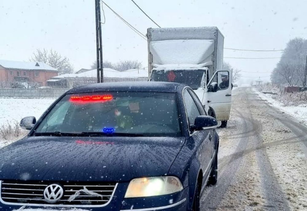 ECHIPAŢI-VĂ CORESPUNZĂTOR AUTOTURISMUL CÂND CIRCULAŢI PE DRUMURI ACOPERITE CU ZĂPADĂ SAU POLEI