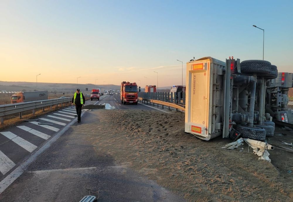 Autocamion răsturnat pe A1
