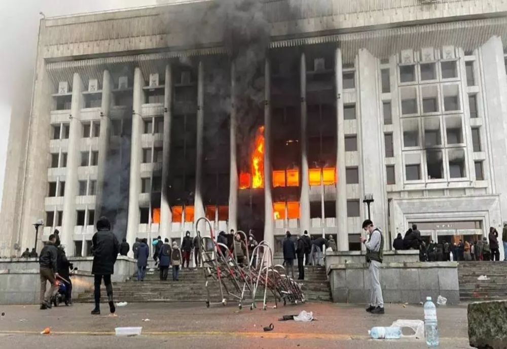 HAOS în Kazahstan! Guvernul a declarat STARE DE URGENȚĂ: 8 MORȚI și SUTE de răniți, clădiri incendiate