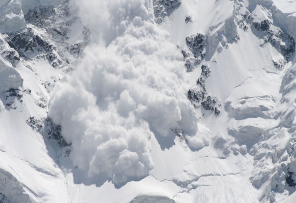 Două persoane surprinse de avalanșă