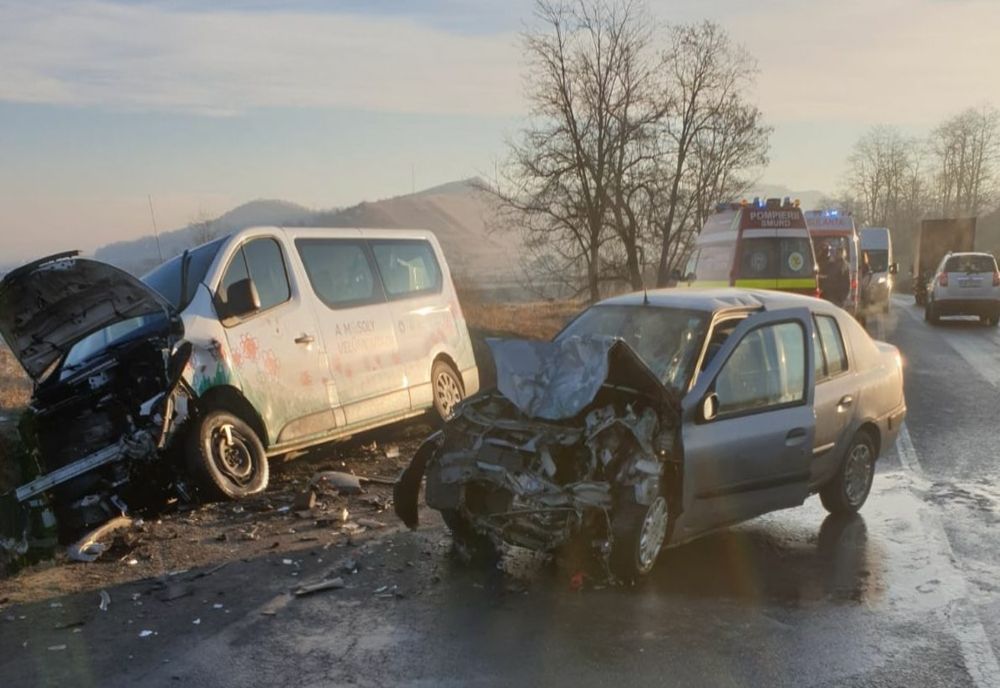 Microbuz implicat într-un accident rutier!