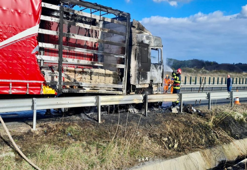 Autocamion distrus de flăcări, pe A1