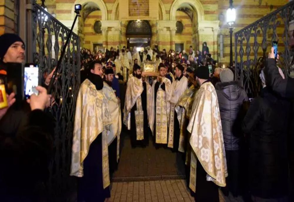 Scene șocante într-o biserică din Sibiu, în timpul slujbei: femei săltate de jandarmi și internate direct la Psihiatrie