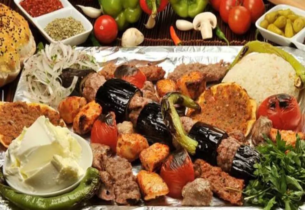 Cum să combinăm alimentele la masa de Paște? Mănâncă strategic și inteligent și chiar vei slăbi de sărbători!