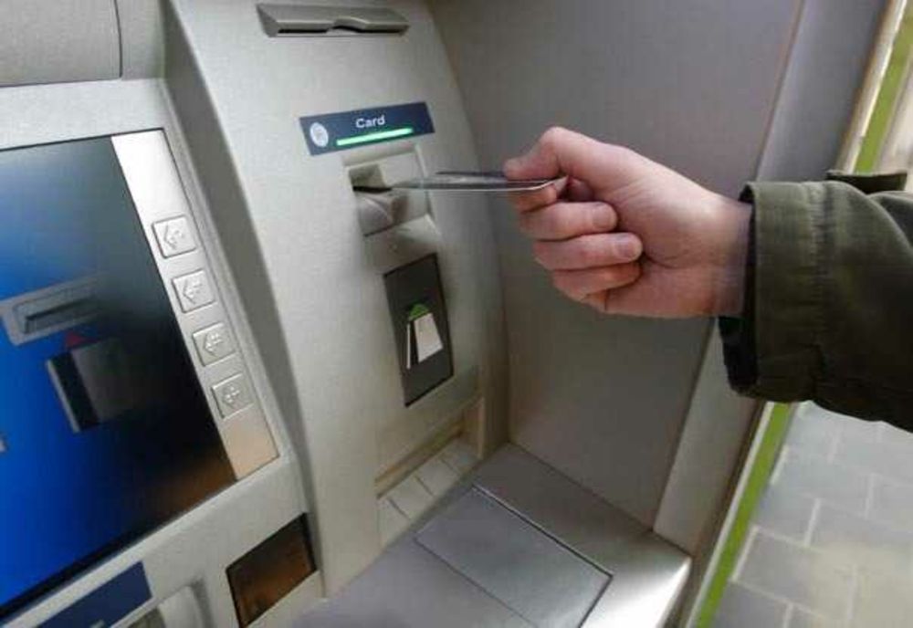 Noua metodă prin care hoții îți pot fura cardul la bancomat în câteva secunde. Totul se bazează pe distragerea atenției
