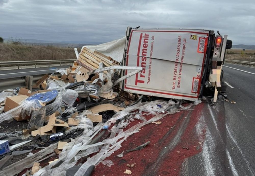 TIR RĂSTURNAT PE AUTOSTRADA A1, SENSUL SPRE SIBIU 