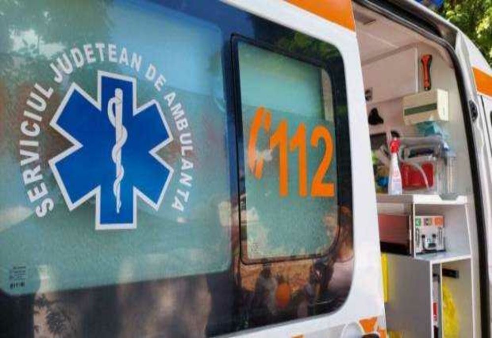 CĂRUȚĂ NESEMNALIZATĂ, LOVITĂ DE UN CAMION PE DN14. OPT COPII AU FOST TRANSPORTAȚI LA SPITAL 