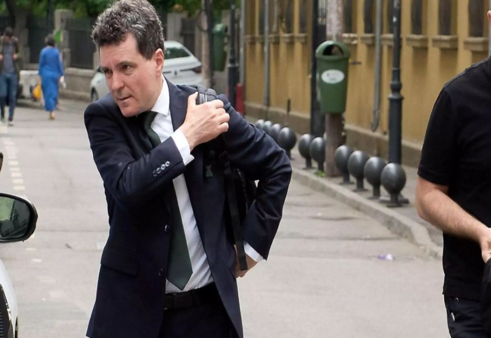 Nicușor Dan nu se desparte de rucsăcelul lui nici când stă la masă cu liderii lumii. Își pune bodyguarzii să îl care când protocolul nu-l lasă să-l țină în spate