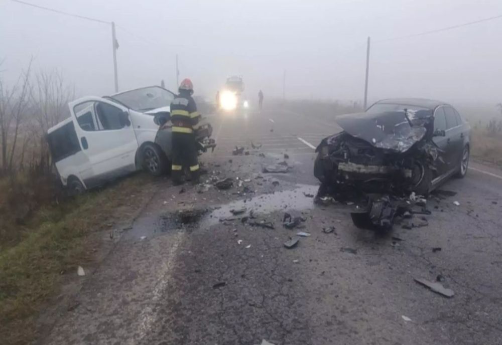 3 persoane rănite într-un grav accident, pe DN14