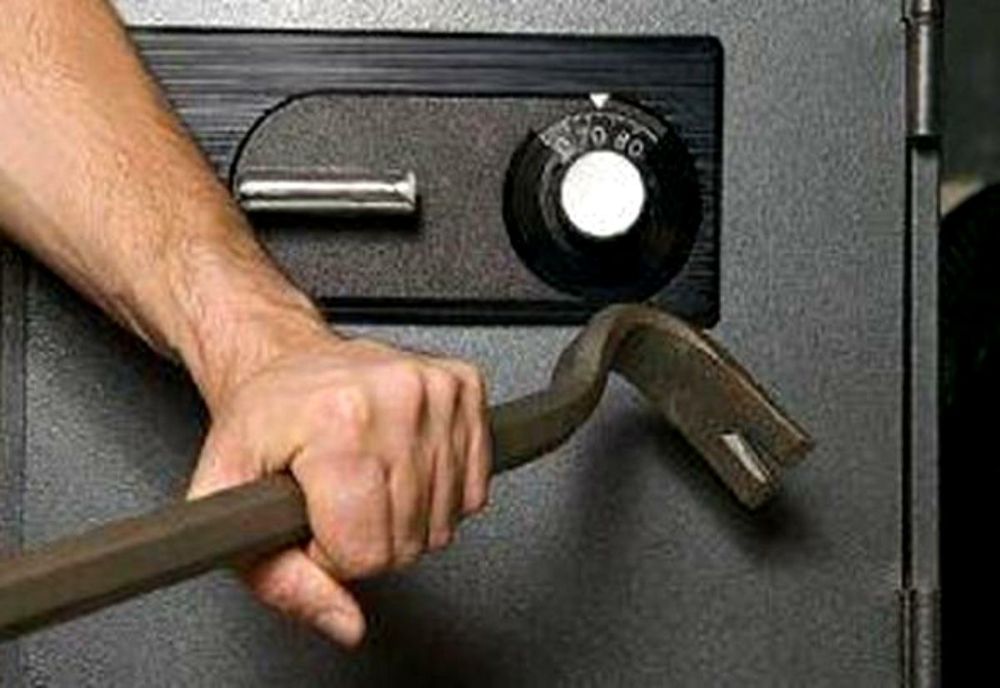 Spargere la o primărie din Sibiu. Hoții au furat seiful în care erau banii de lemne ai comunității