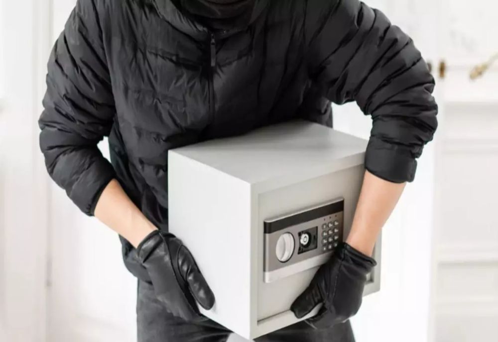 Seif în care se aflau un milion de euro, furat dintr-o locuință