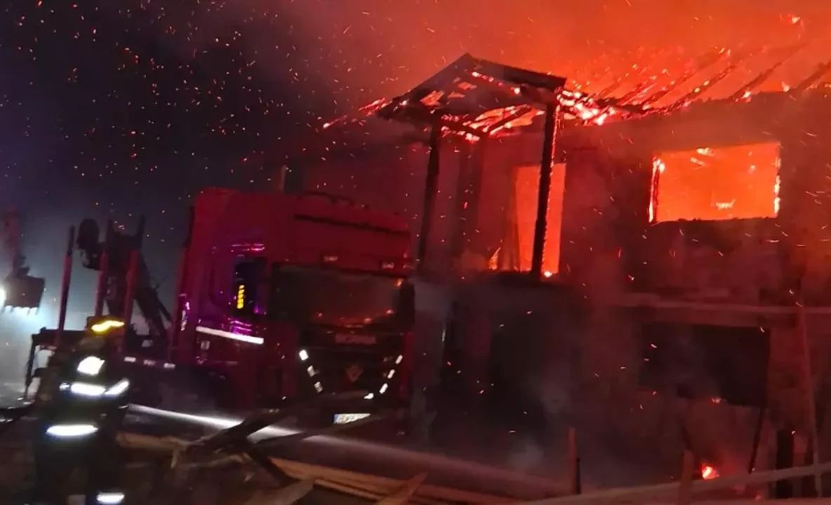 Cabană din Sibiu, mistuită de flăcări! 14 persoane s-au salvat în ultima clipă