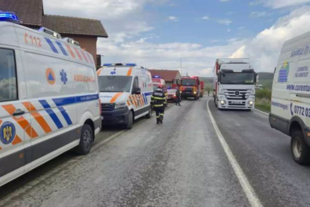 Accident rutier grav pe DN7, la Boița. Șase persoane implicate, un copil transportat la spital