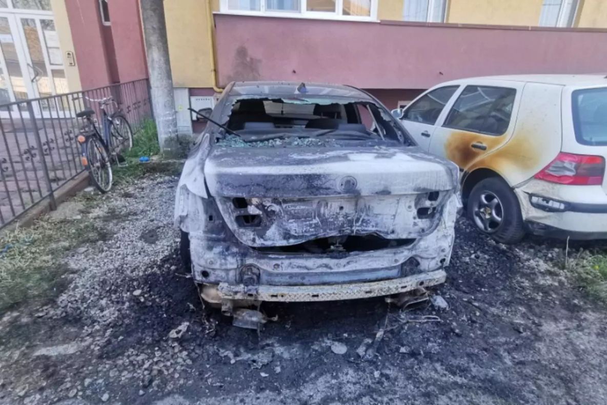Incendiere din răzbunare în Făgăraș: trei bărbați au distrus complet o mașină pentru o poliță mai veche. Au fost arestați