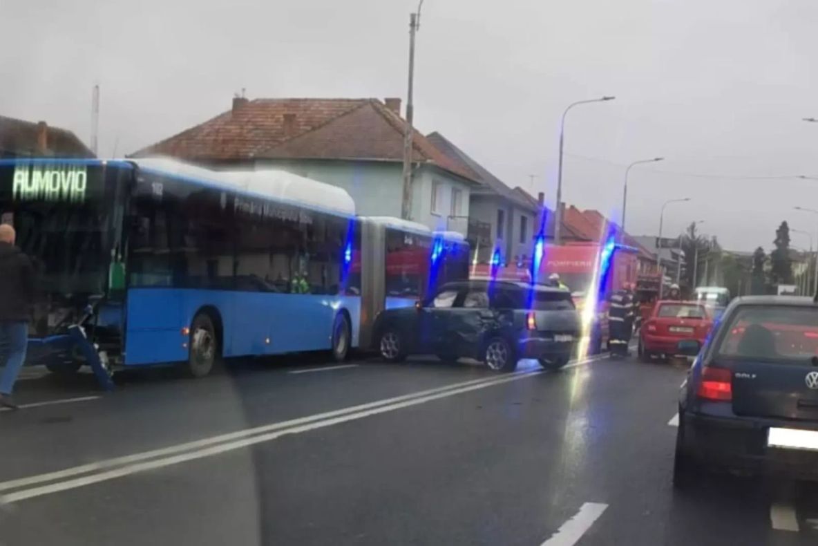 Trafic îngreunat în Sibiu. Accident între un autobuz și două mașini pe Șoseaua Alba Iulia