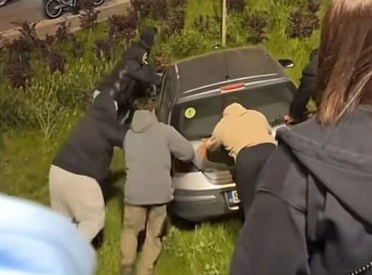 Un șofer a intrat cu mașina într-un parc din Sibiu și a rămas blocat pe o denivelare / VIDEO