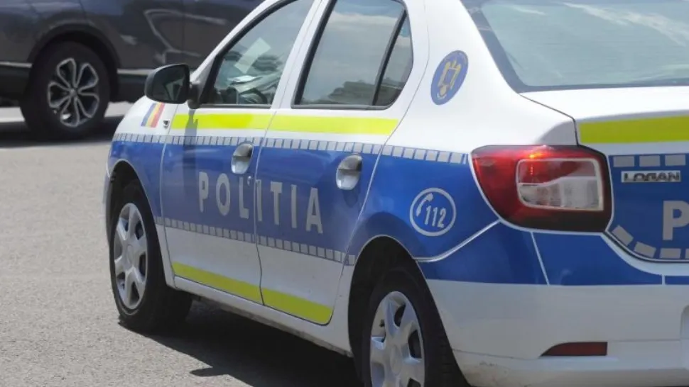 Intervenție de urgență în Pitești! Un bebeluș a rămas captiv într-un autoturism din cauza unei defecțiuni