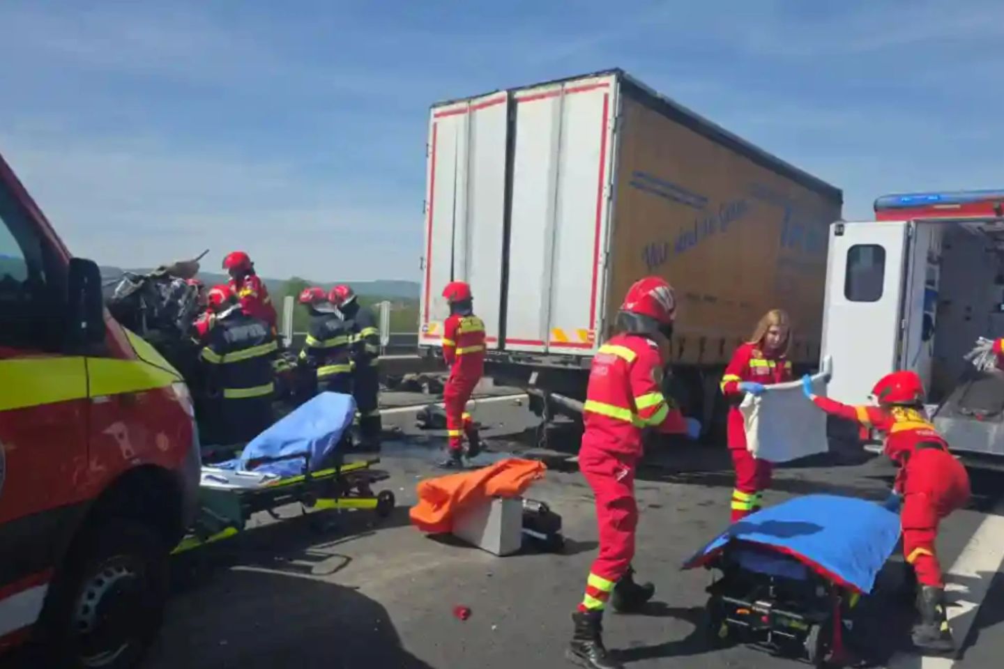 Accident tragic pe Autostrada A1, în județul Sibiu. O femeie a murit după ce TIR-ul pe care îl conducea a intrat într-un parapet