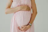 O tânără gravidă a murit din cauza unei infecții severe, după ce a fost trimisă acasă cu diagnosticul de „atac de panică”