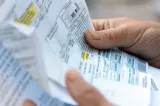 Sondaj alarmant: românii muncesc doar pentru a-și plăti facturile