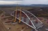 Autostrada A13 Sibiu–Făgăraș: se montează ultimul segment metalic al unui pod spectaculos