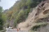 Trafic blocat pe DN7, lângă Sibiu, după desprinderea plaselor de pe versanți. Când se redeschide drumul