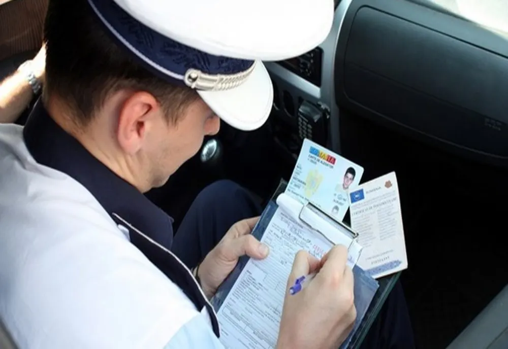 Dosar penal și amendă de peste 2.100 de lei pentru un minor care a condus fără permis o mașină cu ITP expirat