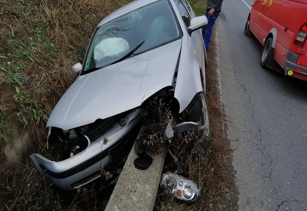 O mașină a intrat într-un cap de pod, între Roșia și Cornățel. Doi bărbați au ajuns la spital