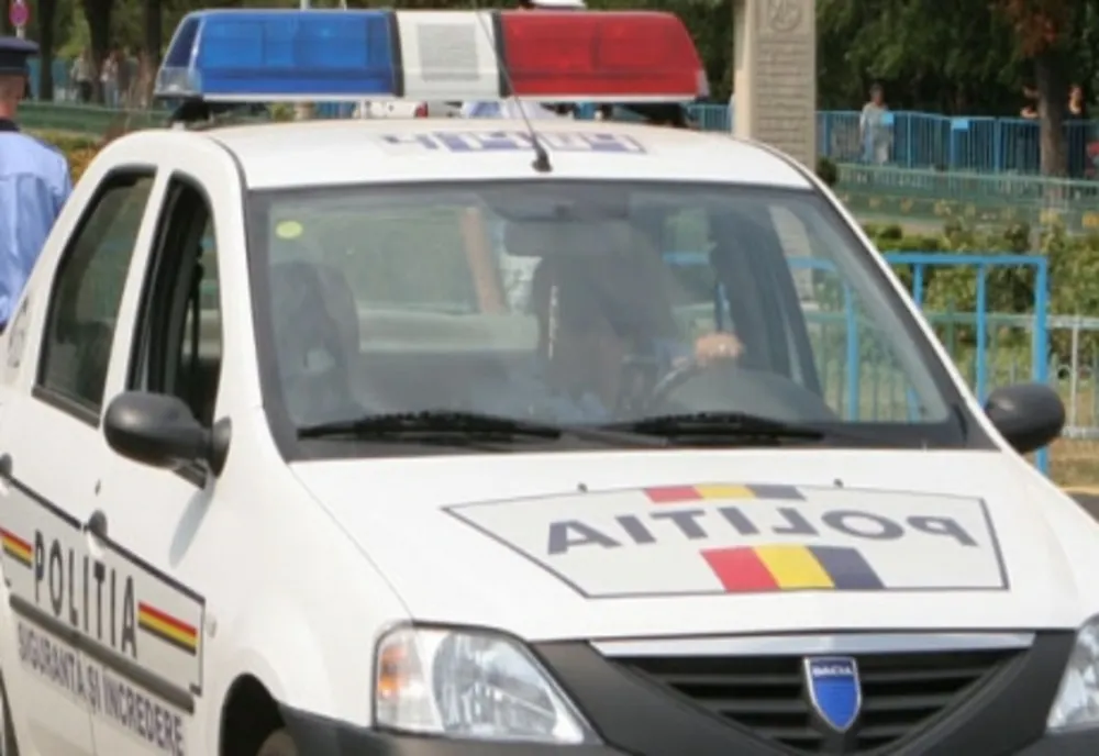 Voia să parcheze pe trotuar, dar a lovit un pieton și a plecat de la locul faptei
