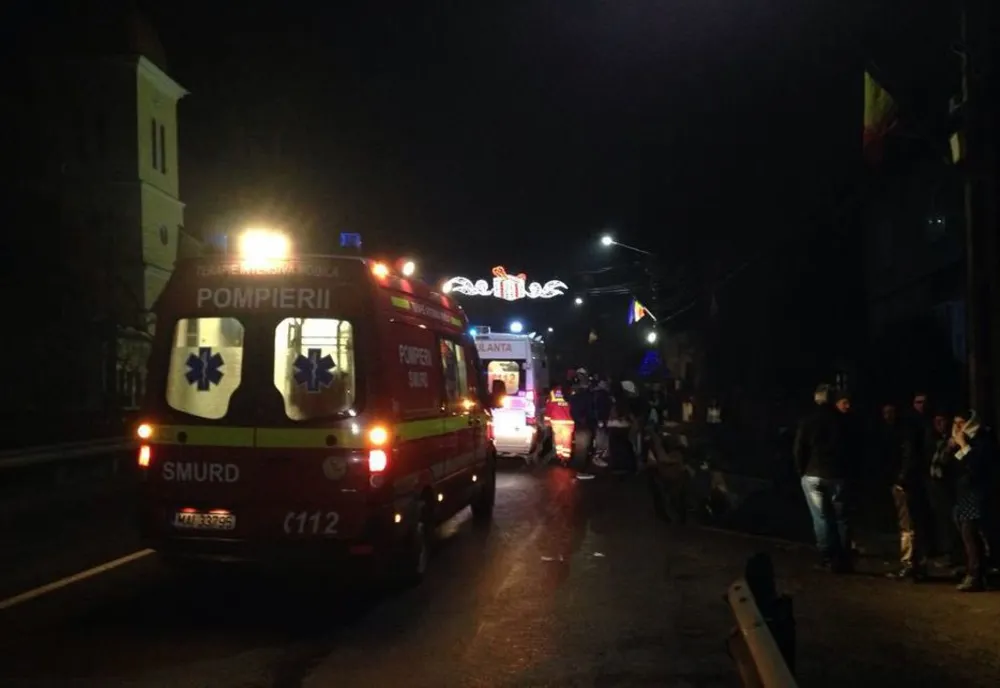 O mașină din parcarea subterană a noului Mall din Sibiu, în flăcări