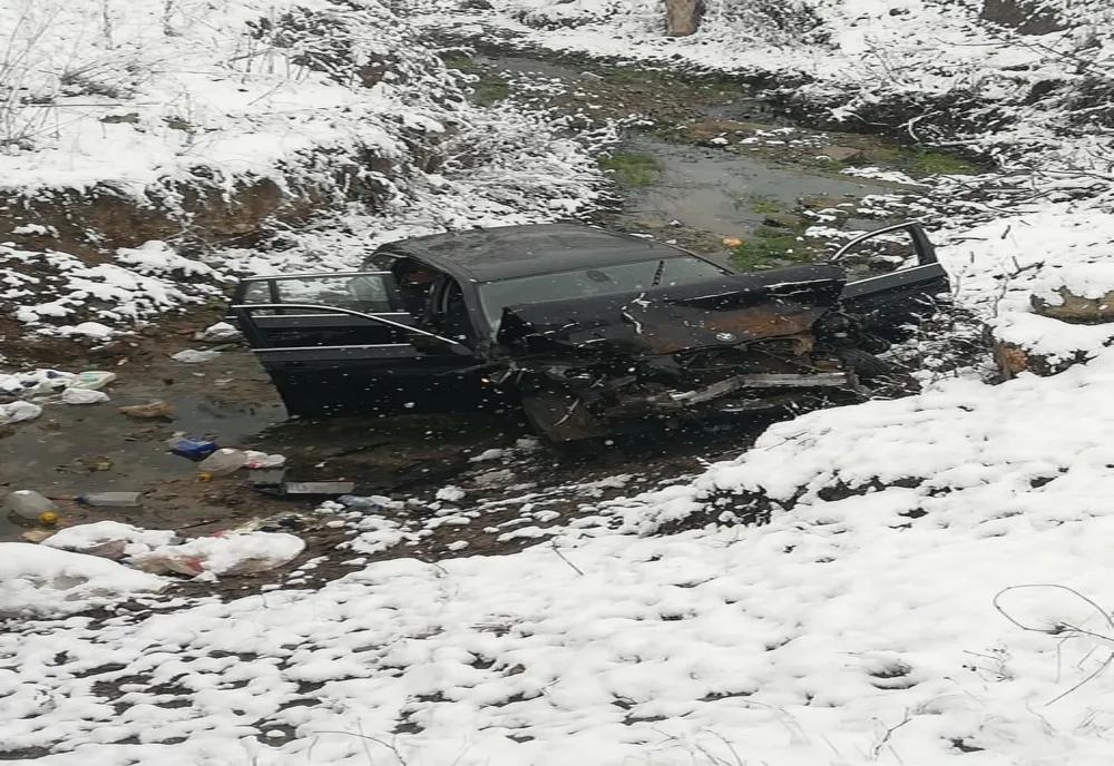 Mașină răsturnată într-un pârâu, pe DJ 106G. Șoferul de 22 de ani, la spital