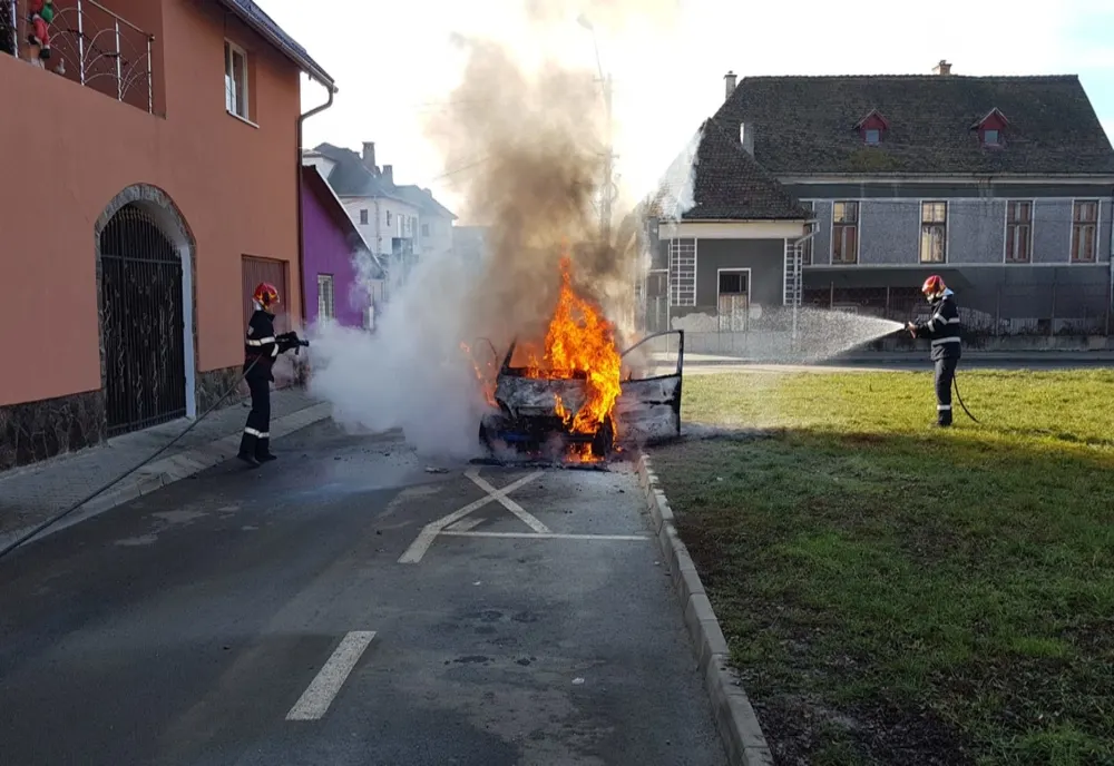 O mașină a ars în întregime, pe o stradă din Mediaș