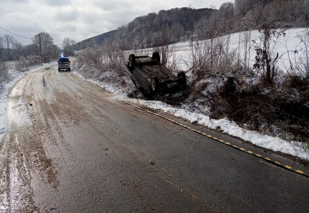 Viteza l-a băgat în șanț pe un șofer de 83 de ani din Dumbrăveni