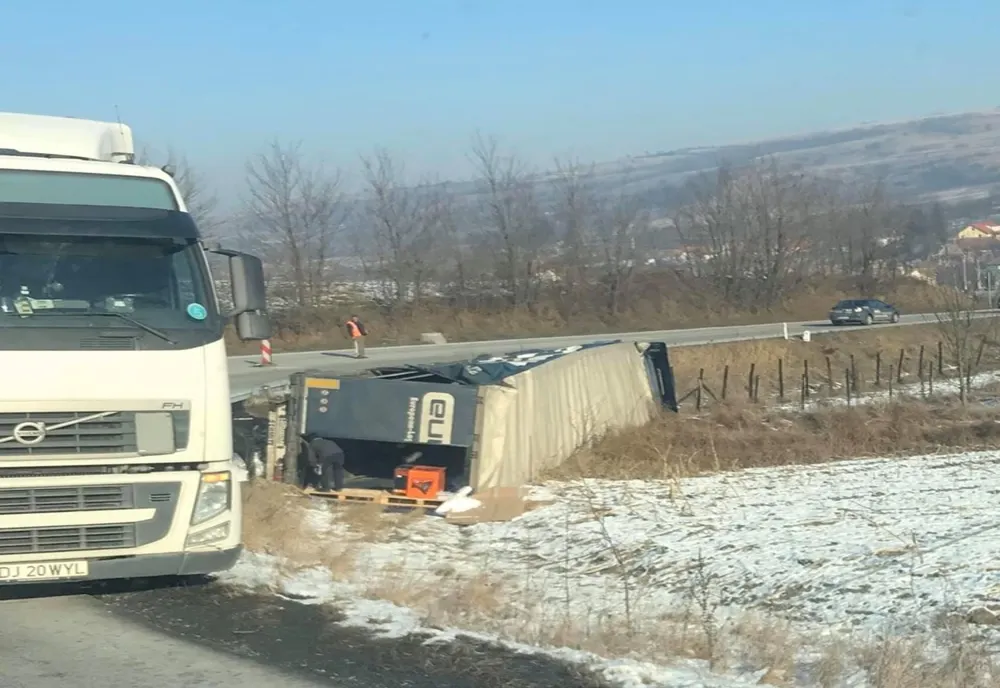 Trafic îngreunat pe DN14, la Ruși. Un TIR răsturnat în urma unei tamponări, ridicat de o macara