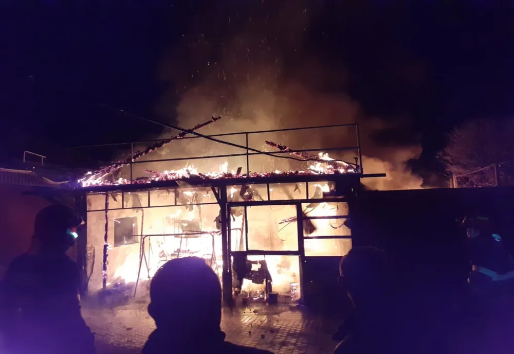 Incendiu în Copşa Mică. Mai multe anexe gospodăreşti au ars