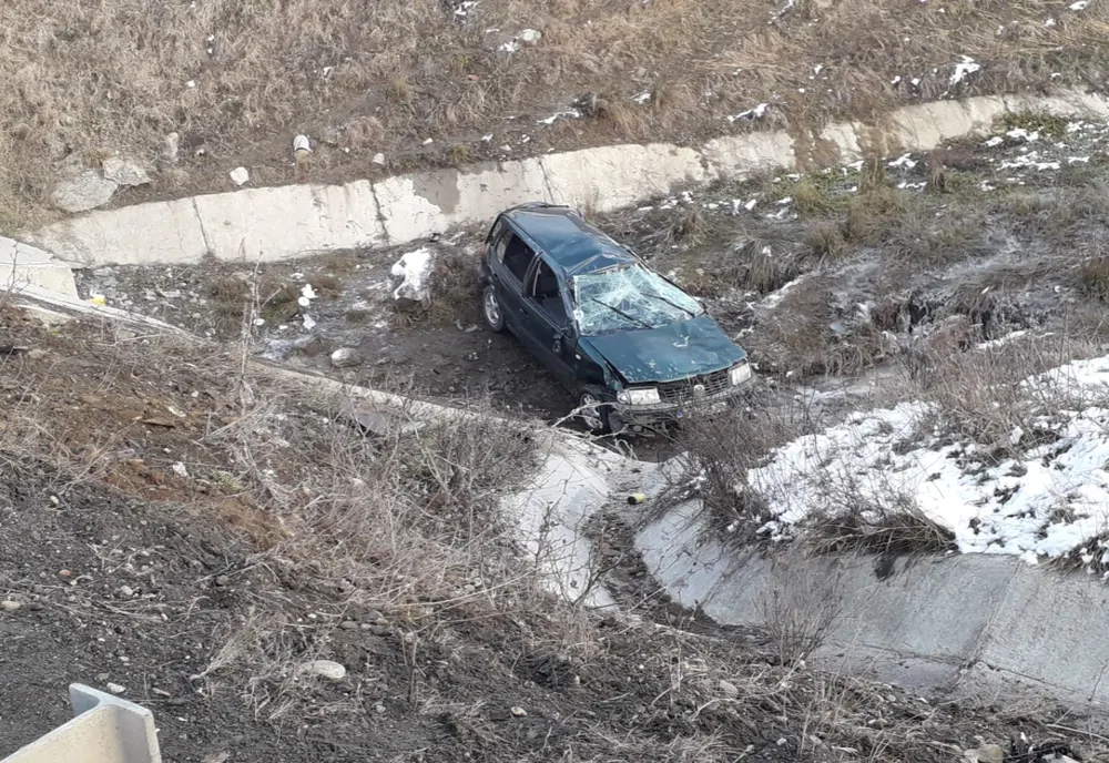 S-a răsturnat cu mașina în afara părții carosabile, din cauza vitezei