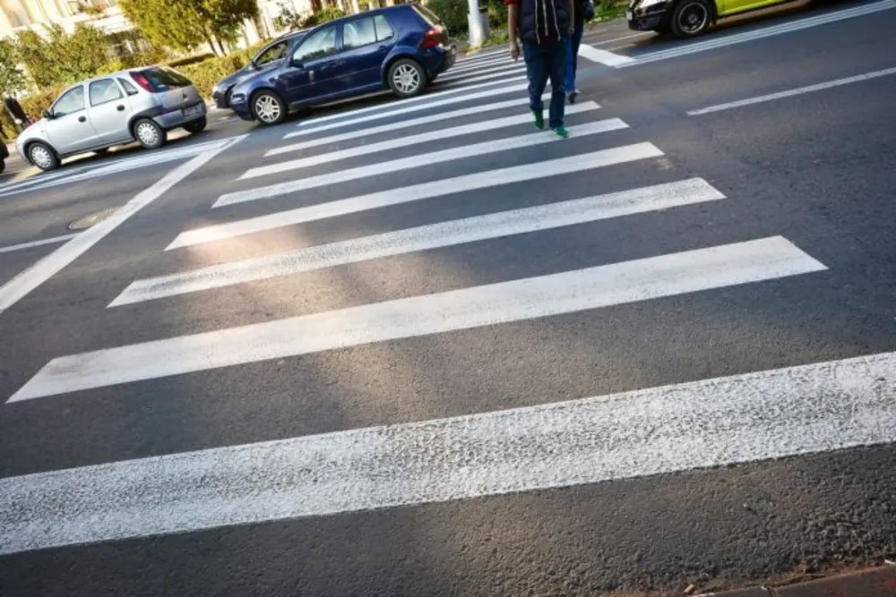 Un băiat de doi ani și fetiță de șase ani, loviți pe trecerea de pietoni