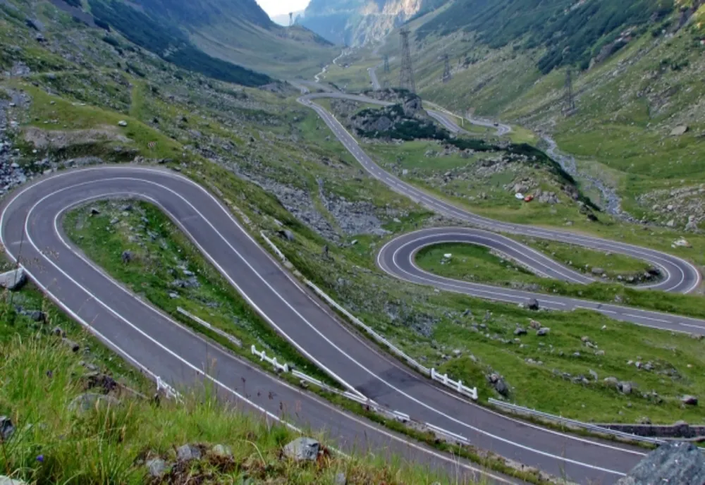 Mașină căzută într-o râpă, pe Transfăgărășan