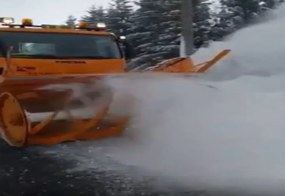 Zăpadă pe Transfăgărășan. Drumarii intervin
